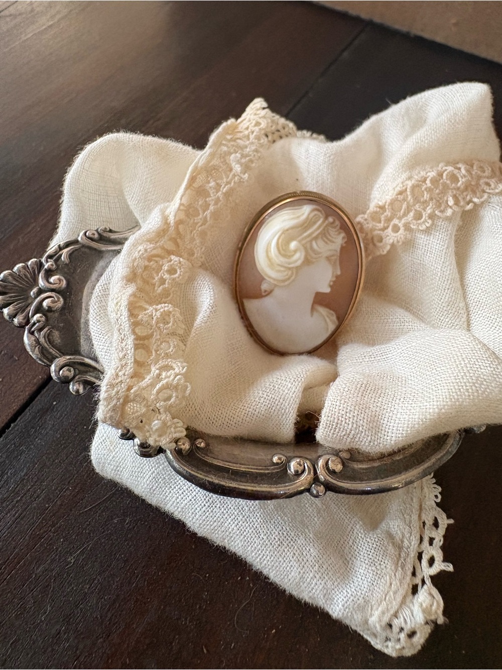 Vintage Style Cameo Brooch - Cream and Gold Women's Jewelry
